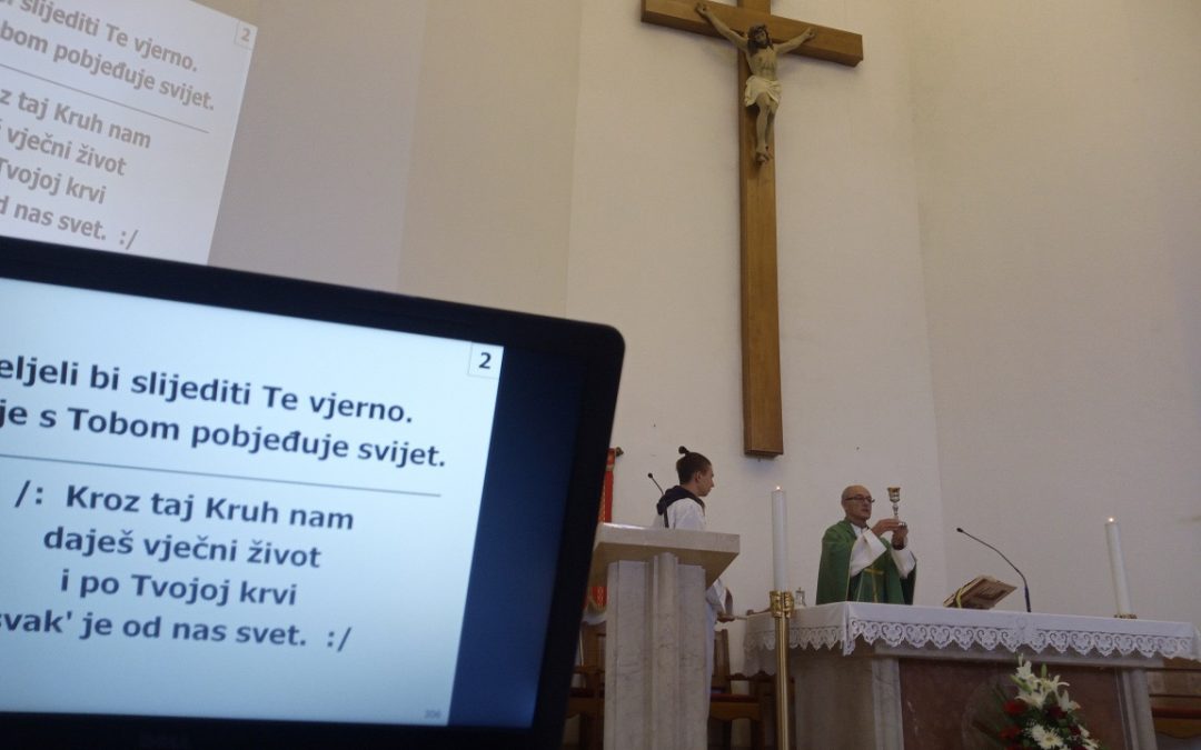 Nedjeljna župna misa uz potporu nove informatičke opreme
