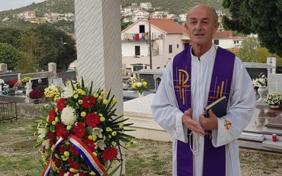 Vijenac i svijeće za sve poginule i umrle branitelje s područja općine Marina
