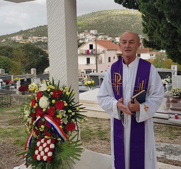 Vijenac i svijeće za sve poginule i umrle branitelje s područja općine Marina