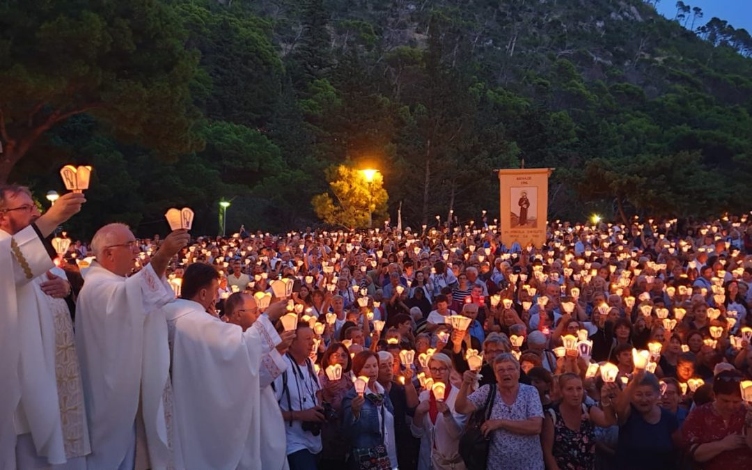 Rijeka hodočasnika slavi blagdan Male Gospe u Marijanskom svetištu u Vepricu