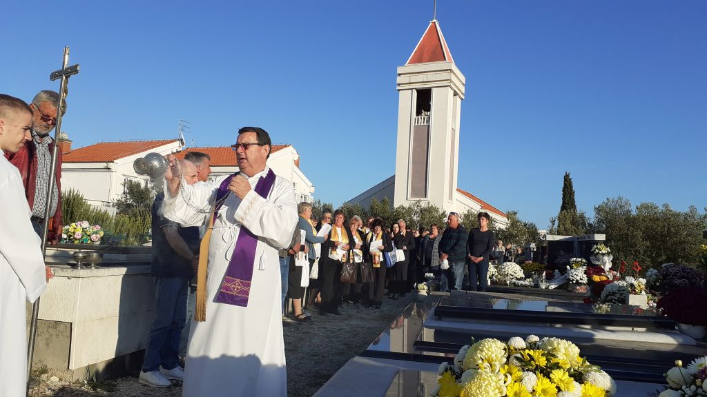 Odrješenje na mjesnom groblju Pišćine – Vinišće
