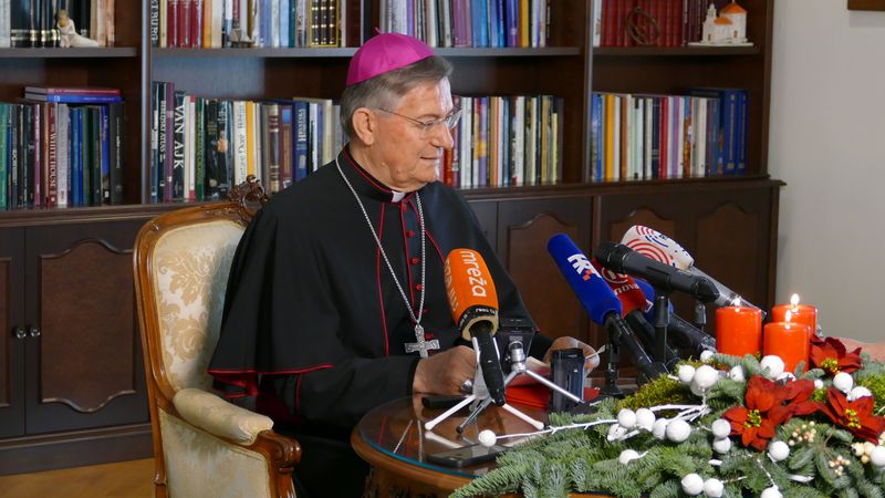 Božićna poruka nadbiskupa Barišića „Obiteljski Božić u domu djeda i bake“ predstavljena medijima