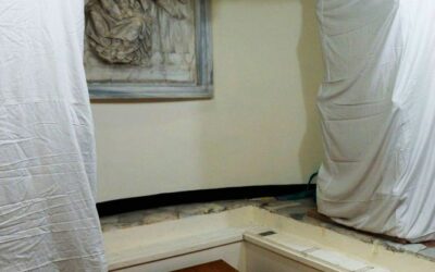 Kameni reljef Bogorodice s Djetetom Isusom djelo Ivana Duknovića renesansnog kipara iz Vinišća bdije nad grobom i pape Benedikta XVI.
