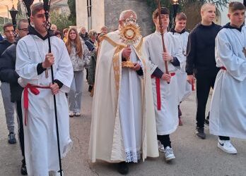 OBREDI VELIKOG PETKA I PROCESIJA ZA KRIŽEM KROZ VINIŠĆE